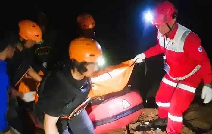 Foto Tim SAR Gabungan Evakuasi Korban Tenggelam