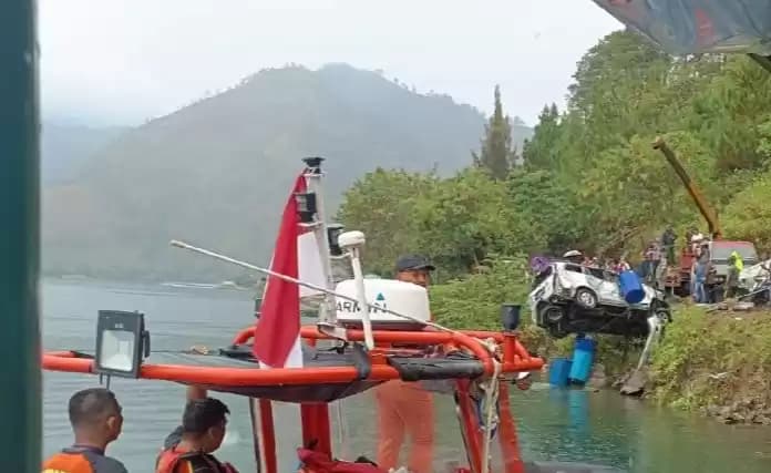 Foto Tim SAR Gabungan Evakuasi Minibus di Danau Toba