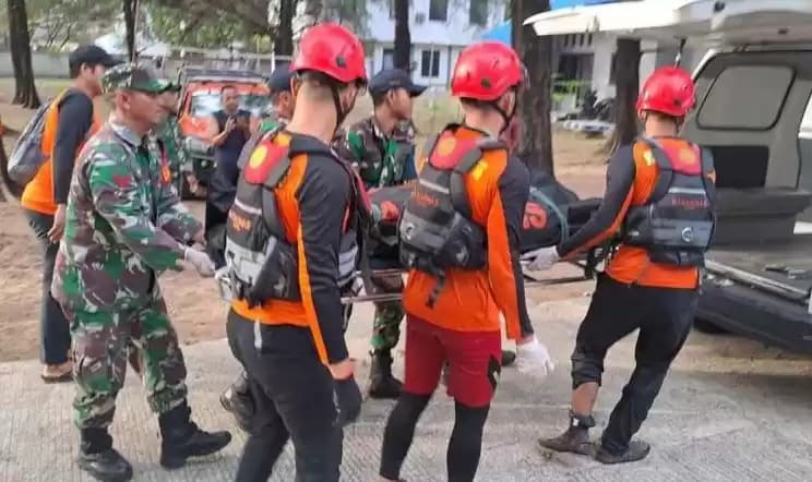 Foto Tim SAR gabungan mengevakuasi jenazah korban tenggelam