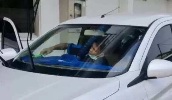 Foto Tukang Kaca Film Sedang Memasang Kaca Film Pada Mobil