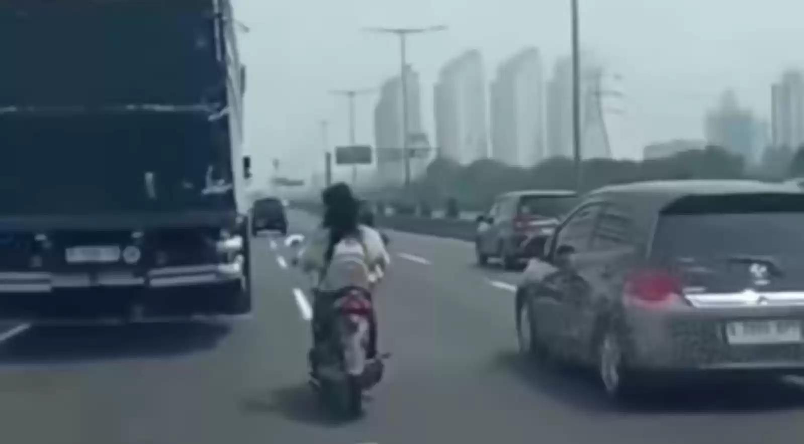 Foto Video seorang wanita pengendara motor nekat masuk Tol Wiyoto Wiyono di Jakarta Utara tanpa helm. Kata Polisi lagi stres