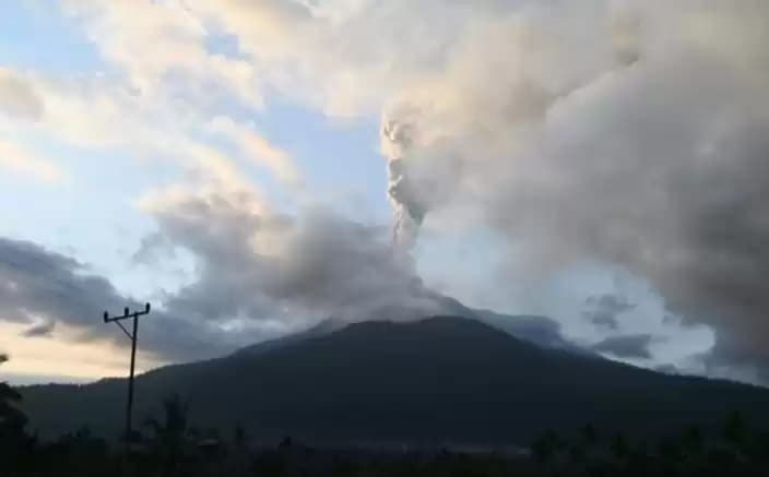 Foto Visual erupsi Gunung Lewotobi Laki-laki