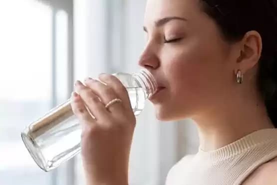 Foto Wanita Sedang Minum Air Putih