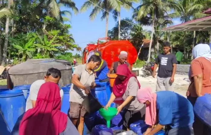 Foto Warga Cilacap Antri Bantuan Air Bersih