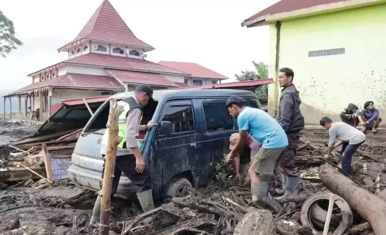 Foto Warga dan polisi evakuasi mobil terkena banjir