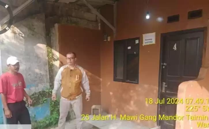 Foto Warga di Depan Rumah Kontrakan Istri Jual Diri