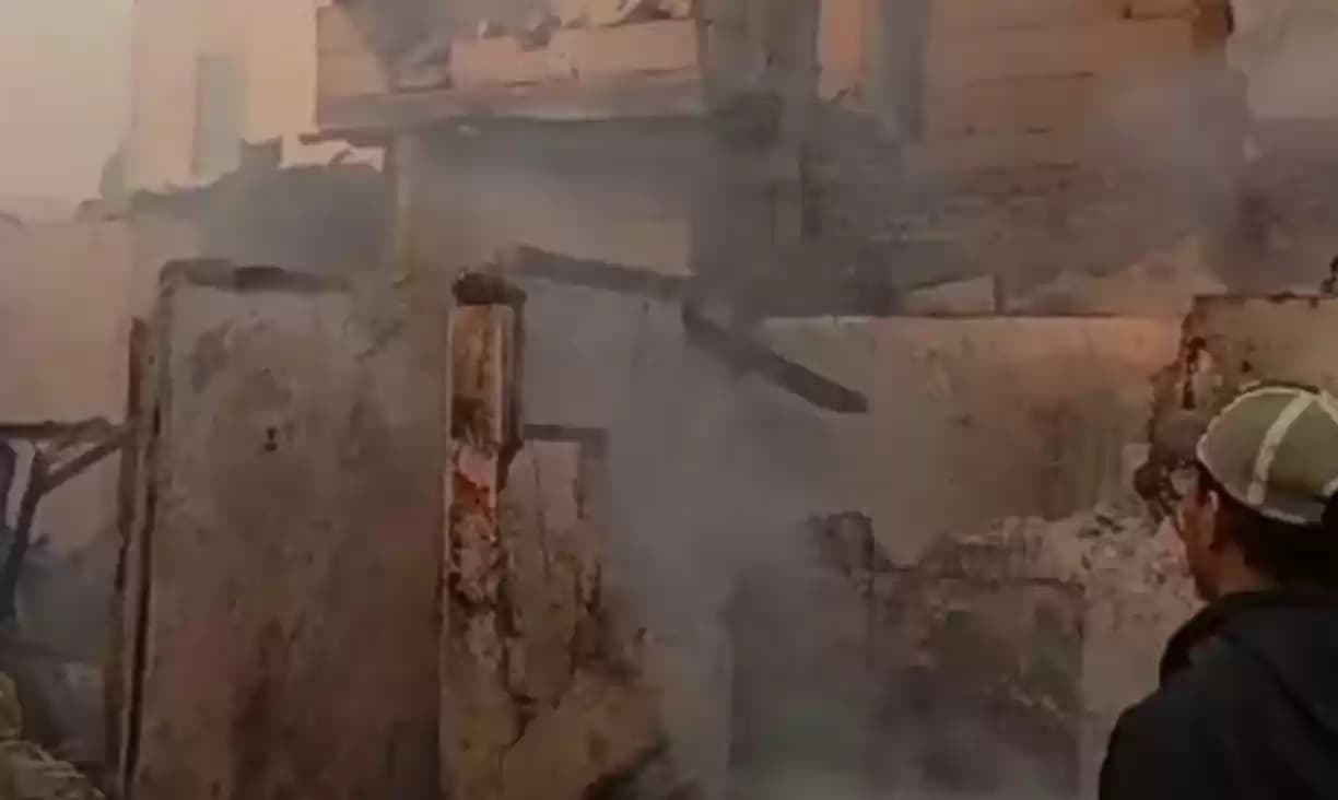 Foto Warga Melihat Kebakaran di Manggarai