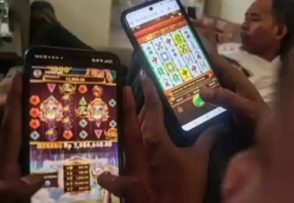 Foto Warga mengakses situs judi online