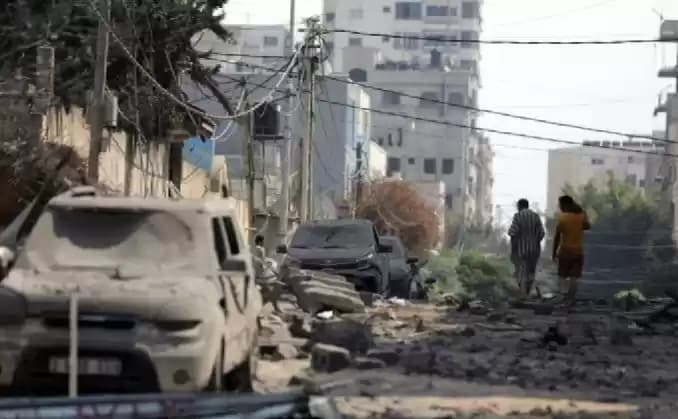 Foto Warga Palestina di Area Reruntuhan Sekolah