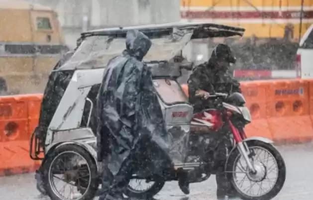 Foto Warga terobos hujan