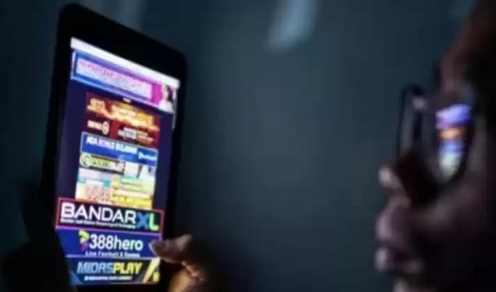 Foto Warganet Melihat Iklan Judol