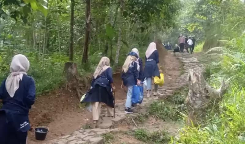 Foto Wisatawan Jakan kaki Dikawasan Pukiman Badui