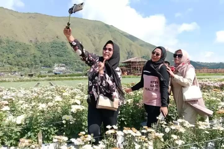 Foto Wisatawan saat berlibur di objek wisata Sembalun NTB