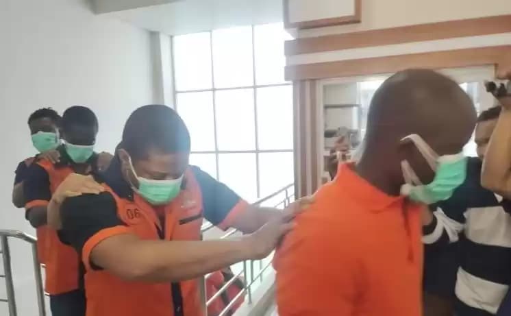 Foto WNA  diamankan oleh Kemenkumham Lampung