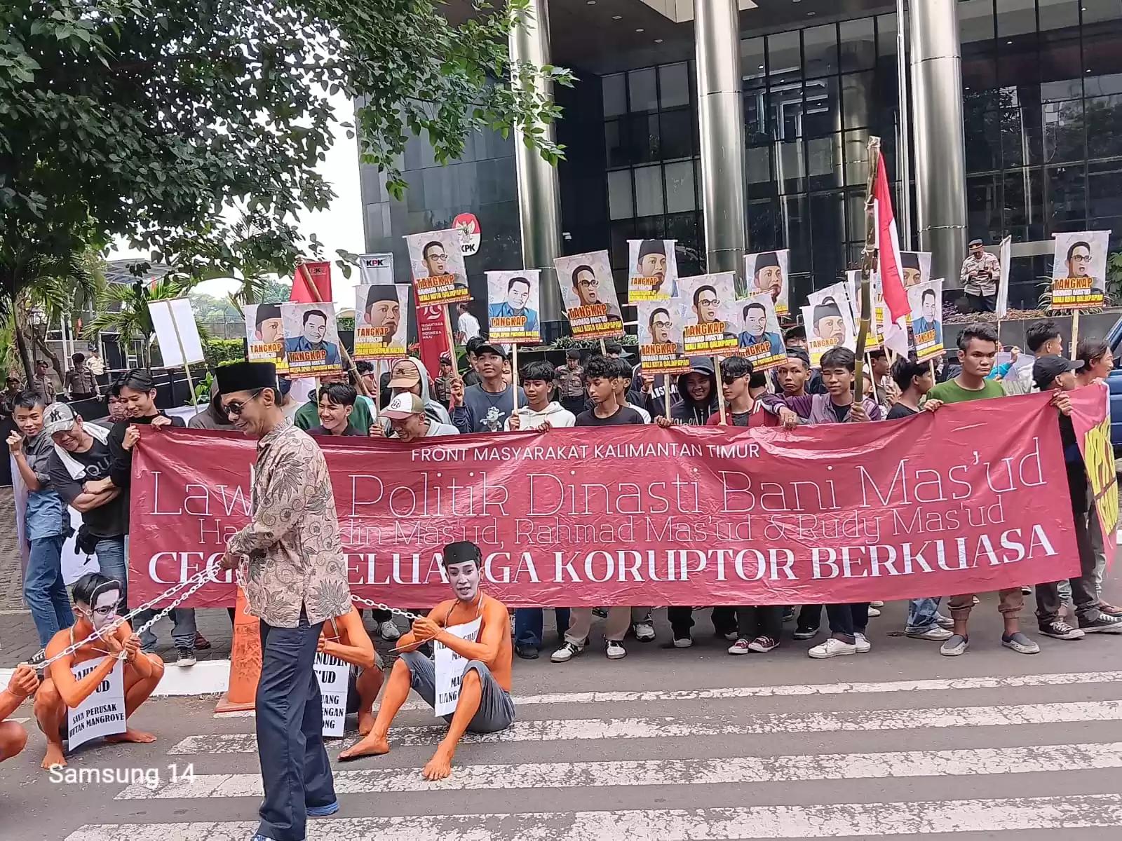 Front Kaltim Menggugat menggelar aksi demo di depan Gedung KPK