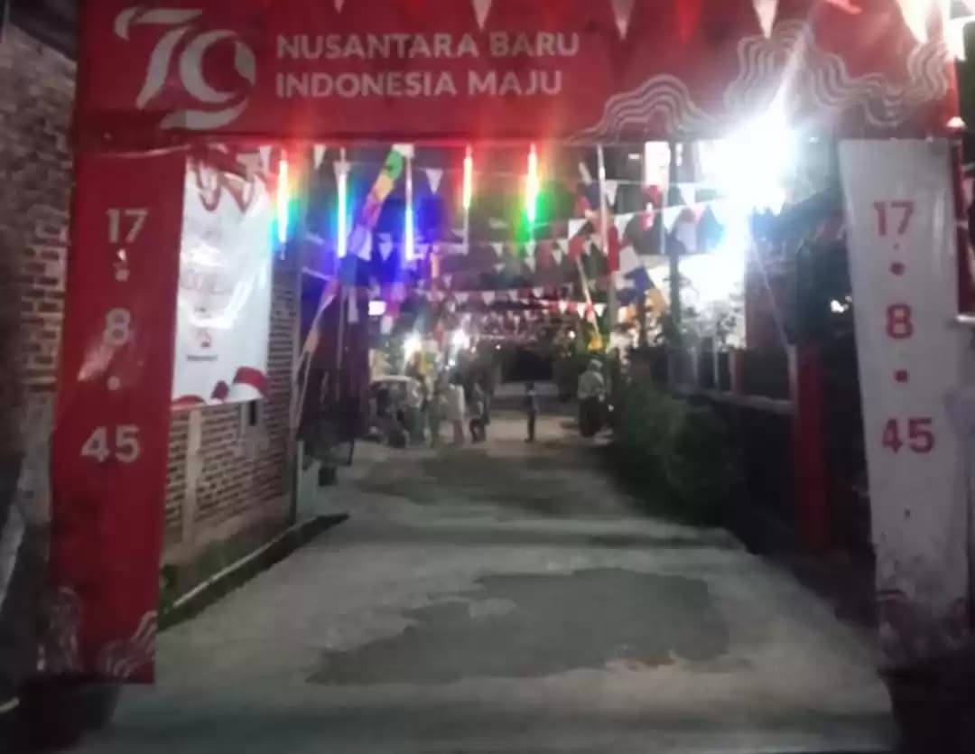 Gapura khas 17 agustusan di Jl. pandan Wangi 4 RT 02 RW 1, Desa Cibiru Wetan, Kec. Cileunyi, Kabupaten Bandung, Jawa Barat (Jabar)