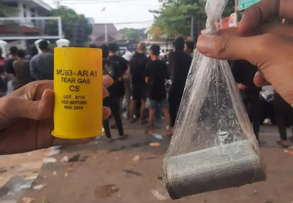 Gas air mata kadaluarsa yang diduga ditembakan aparat kepolisian dalam aksi unjuk rasa di depan Kantor Bupati Pati