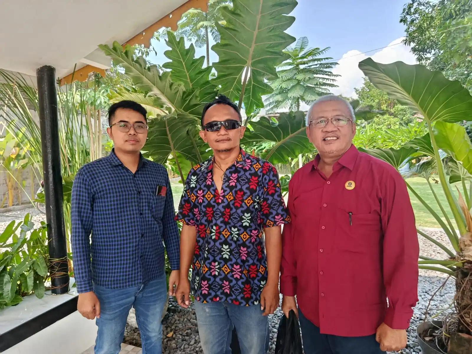 Gatot Handoko (tengah) bersama kuasa hukumnya