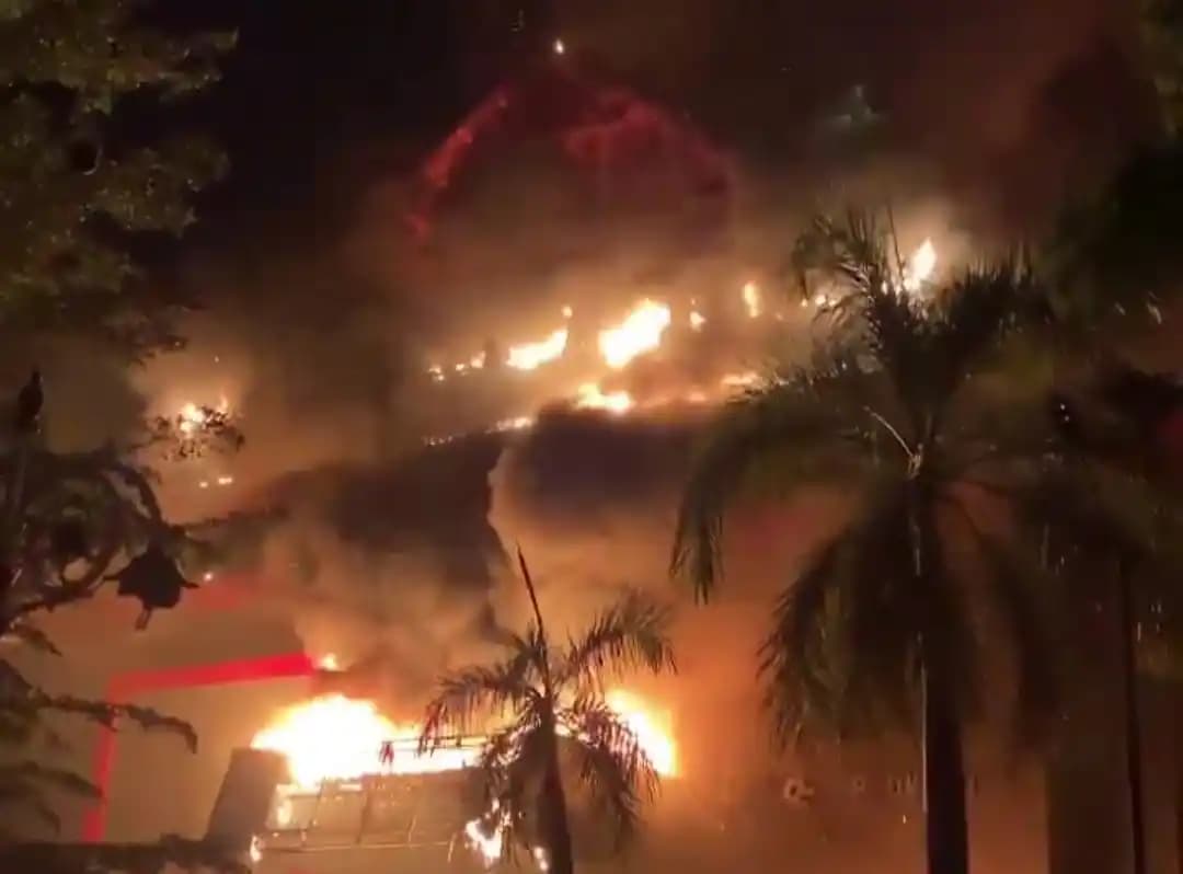 Gedung DPRD Makasar Dibakar