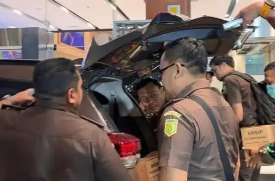 Geledah 3 Ruangan Kantor Anak Buah Bahlil, Kejagung Sita 15 Ponsel hingga 5 Dus Dokumen