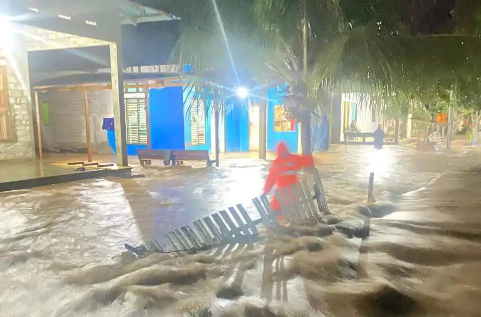Genangan air setinggi lutut memenuhi jalan utama Desa Tauno, Oba Tengah