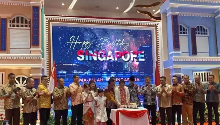 Gubenur Kepulauan Riau Ansar Ahmad dan Menteri Kedua Luar Negeri Singapura Maliki Osman