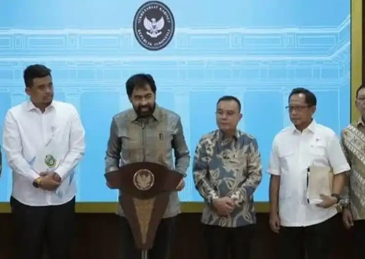 Gubernur Aceh Muzakir Manaf (Tengah)