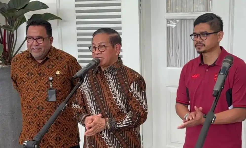 Gubernur dan Wakil Gubernur DKI Jakarta bersama Manajer Persija