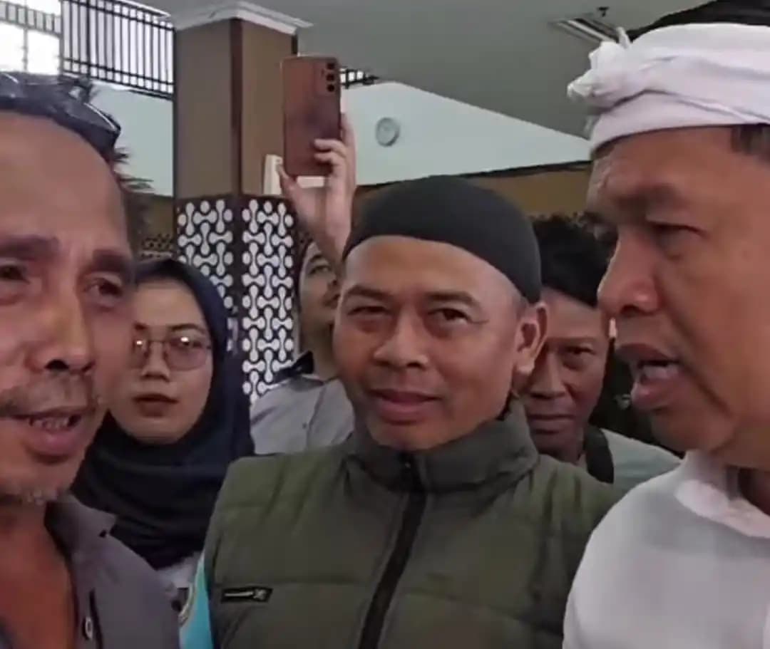 Gubernur Jawa Barat, Dedi Mulyadi saat berbincang dengan para wajib pajak di kantor Samsat Soreang