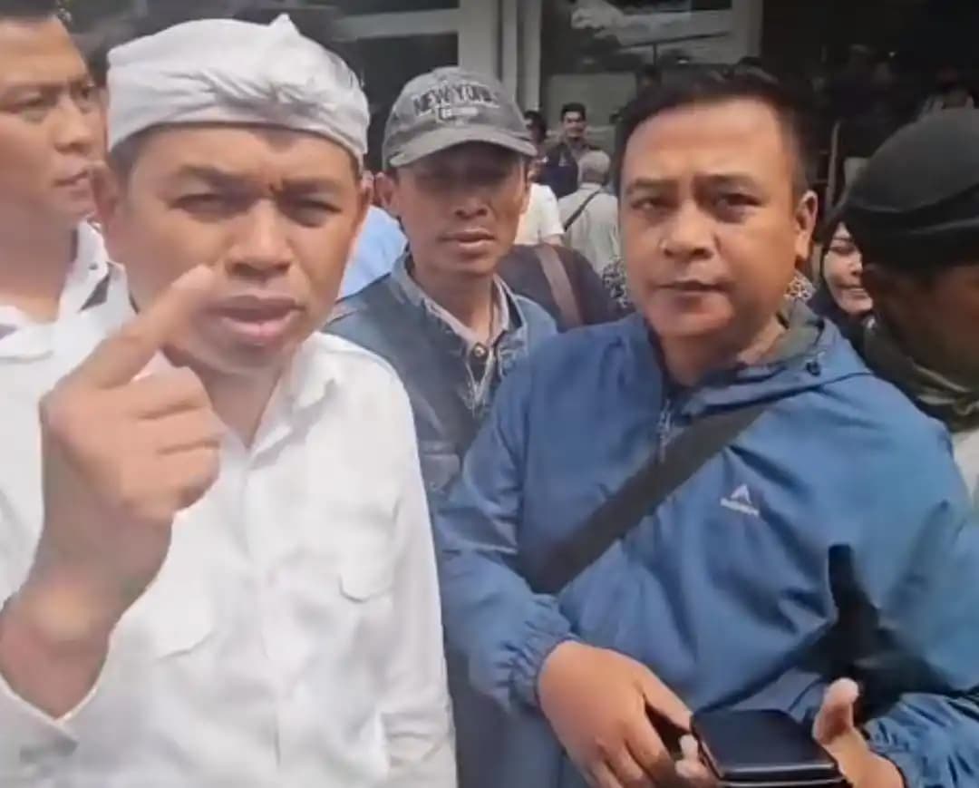 Gubernur Jawa Barat, Dedi Mulyadi saat mendatangi kantor Samsat Kabupaten Bandung Barat