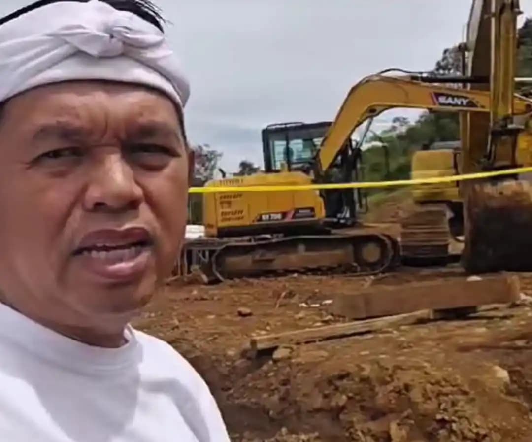 Gubernur Jawa Barat, Dedi Mulyadi saat meninjau area proyek pembangunan wisata Eiger Camp di kaki Gunung Burangrang