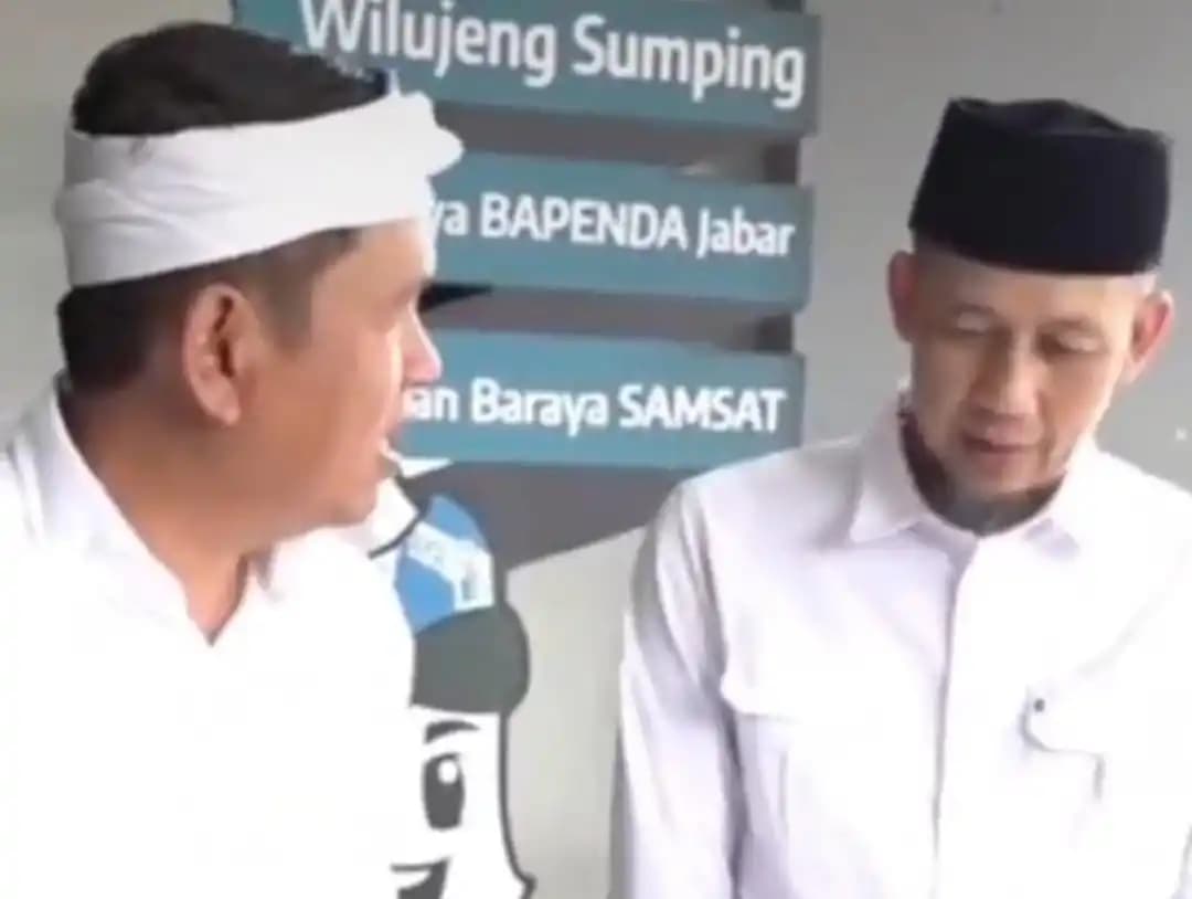 Gubernur Jawa Barat, Dedi Mulyadi saat menyoroti kondisi kursi dan meja di kantor Samsat Soreang