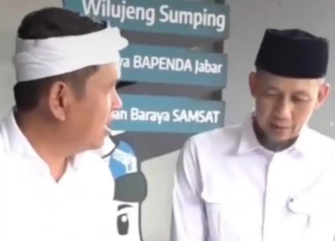 Gubernur Jawa Barat, Dedi Mulyadi saat menyoroti kondisi kursi dan meja di kantor Samsat Soreang