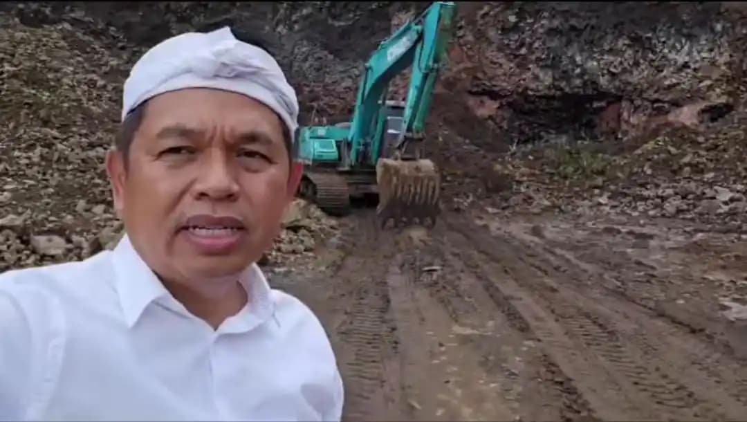 Gubernur Jawa Barat (Jabar) terpilih, Dedi Mulyadi saat berada di area lokasi penambangan yang diduga ilegal