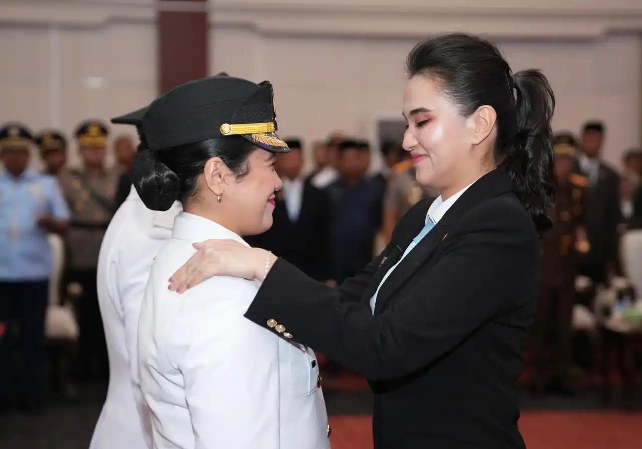 Gubernur Sherly menyematkan tanda pangkat kepada Bupati Sashabila