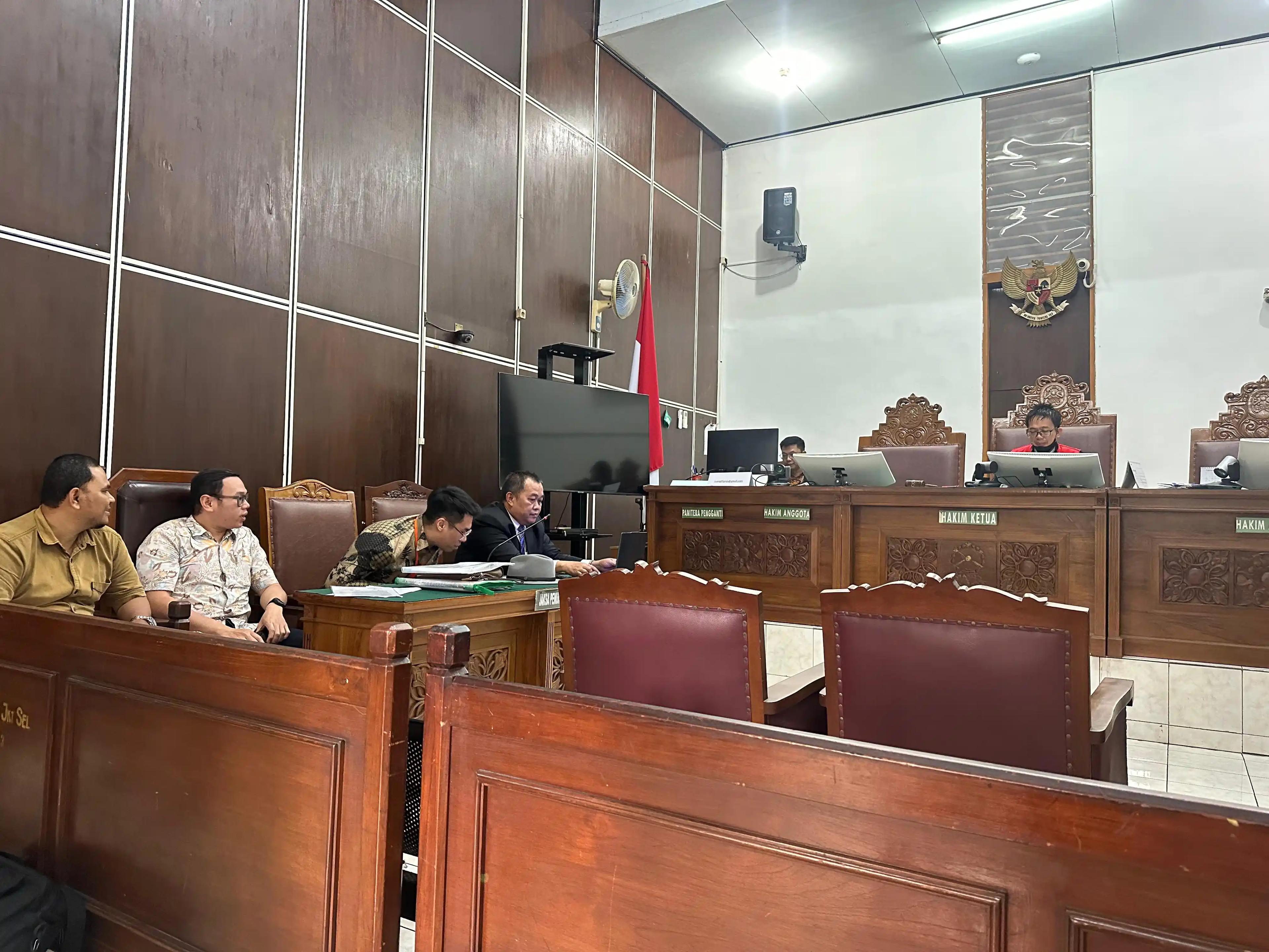 Gugatan diajukan oleh Aliansi Rakyat Untuk Keadilan dan Kesejahteraan (ARUKKI) bersama Lembaga Pengawalan Pengawasan Penegakan Hukum Indonesia (LP3HI), dengan Boyamin Saiman bertindak sebagai kuasa hukum. (Dok Istimewa/Didin)