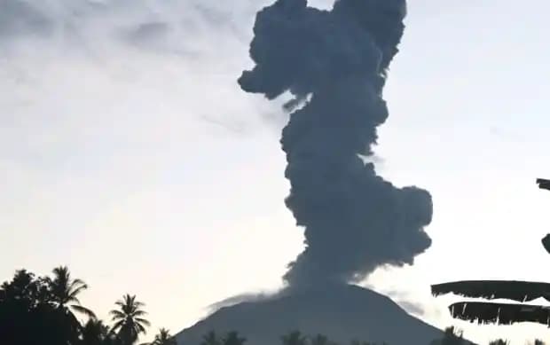 Gunung Ibu Erupsi