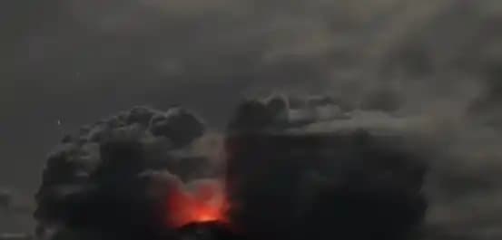 Gunung Lewotobi Laki-laki Erupsi pada Kamis Malam