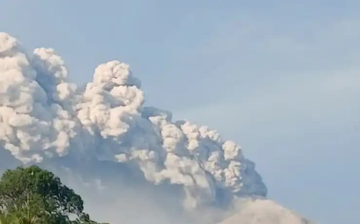 Gunung Lewotobi Laki-Laki mengeluarkan abu vulkanik