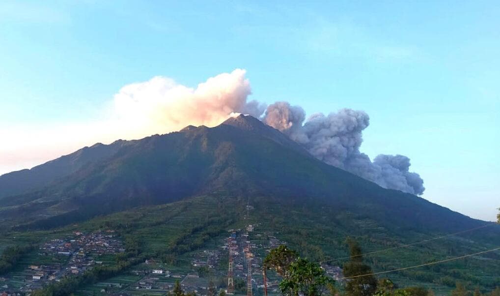 Gunung Merapi Luncurkan Awan Panas Sejauh 1,5 Km