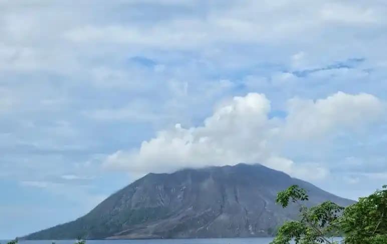 Gunung Ruang di Kabupaten Kepulauan Sitaro