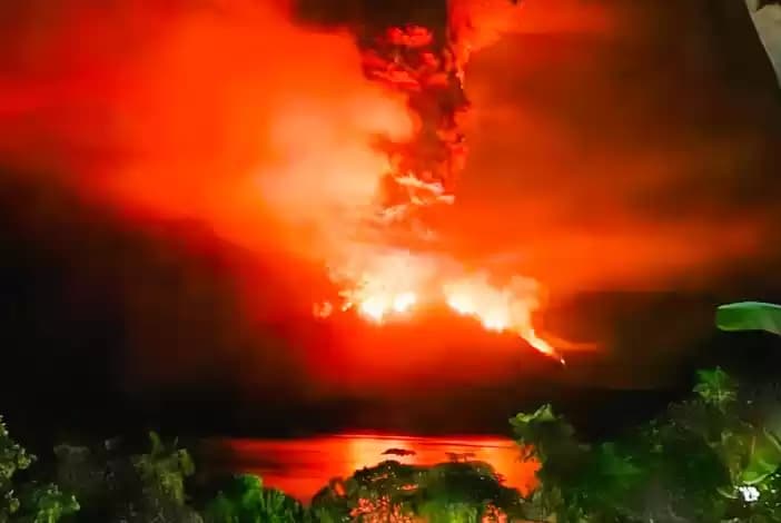 Gunung Ruang Erupsi