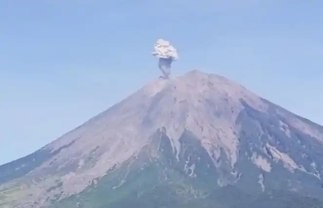 Gunung Semeru erups