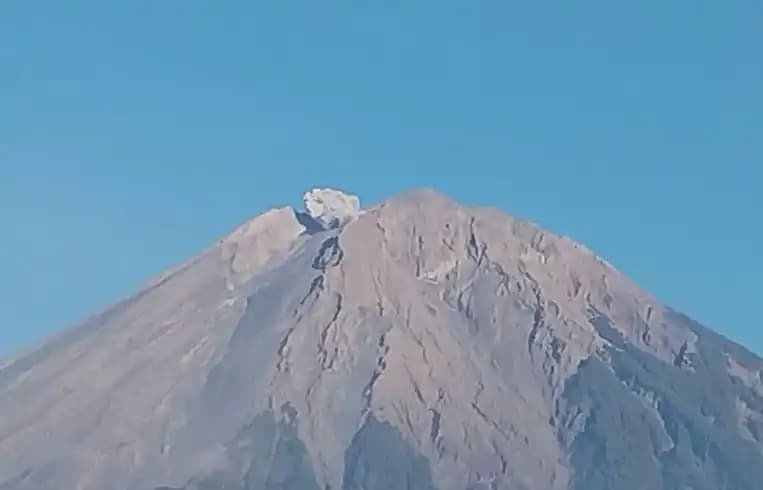 Gunung Semeru erupsi dengan letusan sekitar 500 meter