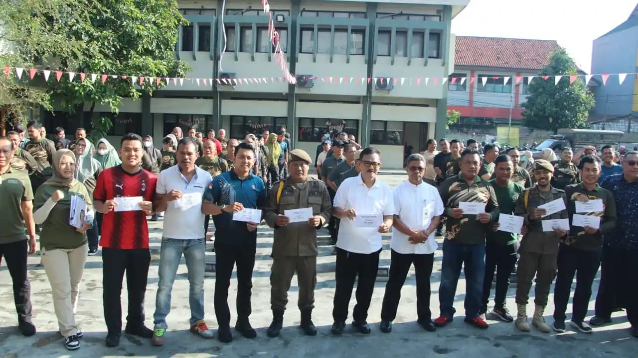 H Irman Pujahendra Kasatpol PP kota Tangerang saat acara pembagian hadiah kepada para pemenang perlombaan 17an