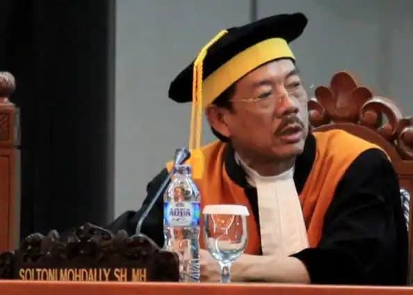 Hakim Agung Sultoni Mohdally