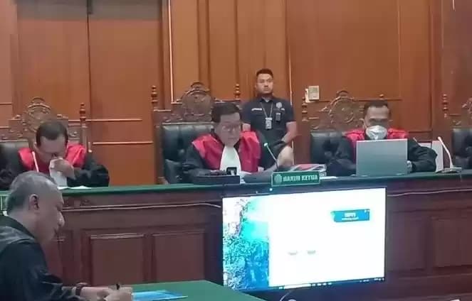 Hakim Erintuah Damanik, Heru Hanindyo, dan Mangapul memimpin jalannya sidang Ronald Tannur di PN Surabaya