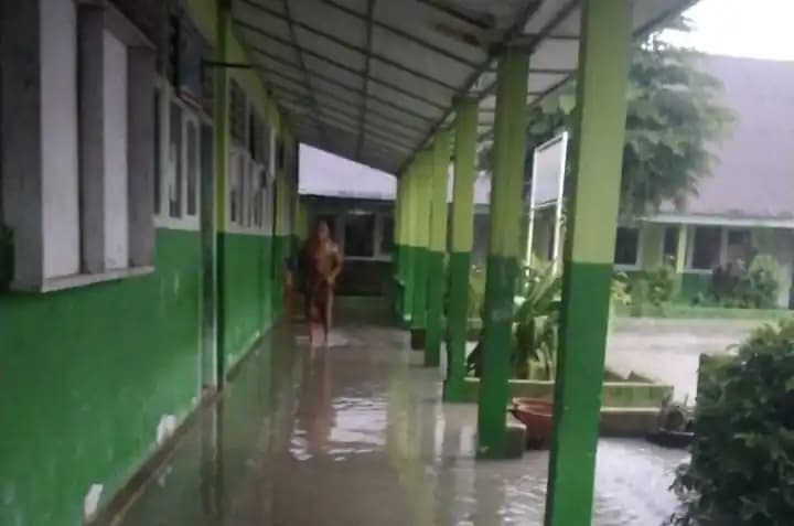 Halaman SD Negeri 01 Bayung Lencir terendam banjir hingga ke teras bangunan sekolah