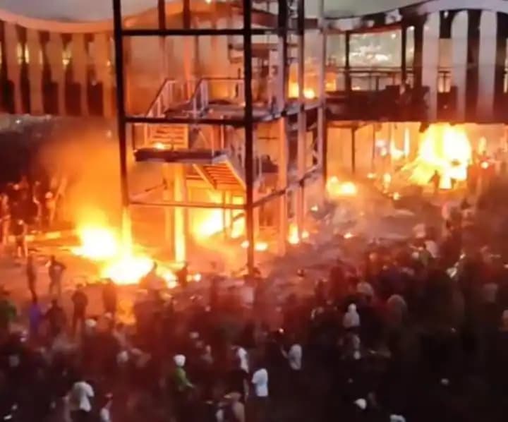 Halte Transjakarta Ludes Dibakar saat Aksi Demonstrasi