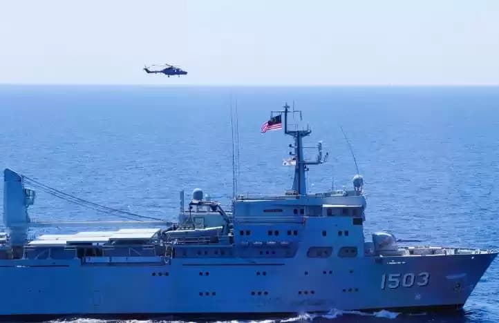 Helikopter Super Lynx terbang di atas Kapal perang Malaysia